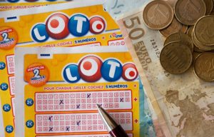 Lotto Schein und Bargeld